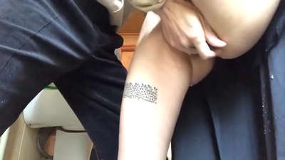 Squirt på skolens toilet, en rigtig skummende orgasme - min lærer gjorde sit bedste